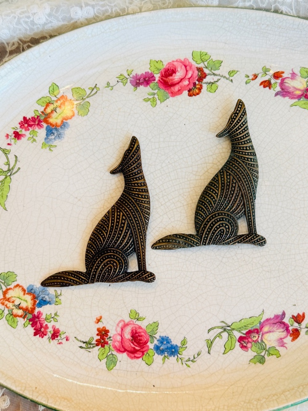 Vintage Pair of Bronze Howling Coyotes/Wolves - Picture 7 of 14